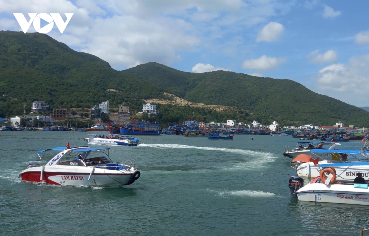 Hàng vạn khách du lịch tham quan Nha Trang, giá cả dịch vụ phù hợp